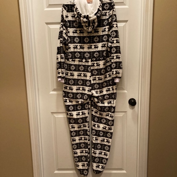 Fuzzy black/white Nordic Onesie women’s Small pajamas NWOT - Picture 2 of 6
